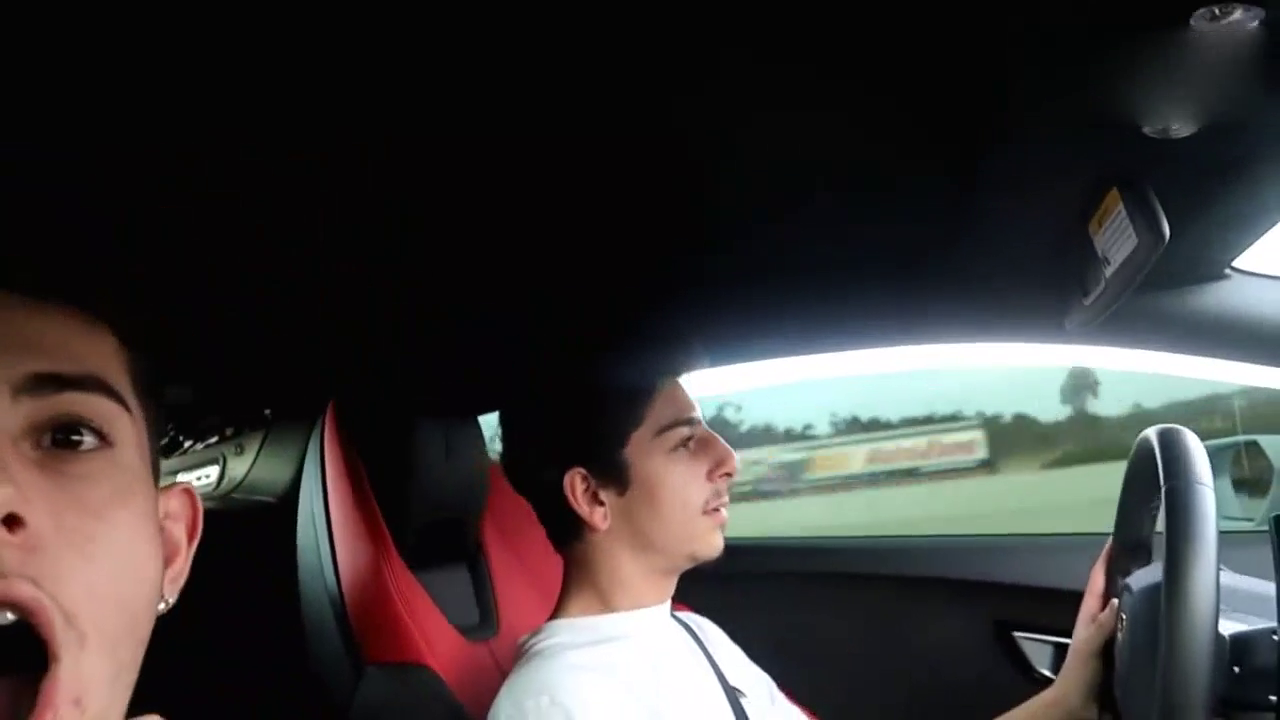 兰博基尼的底盘有多低，跟大卡车对比一下才知道区别有多大