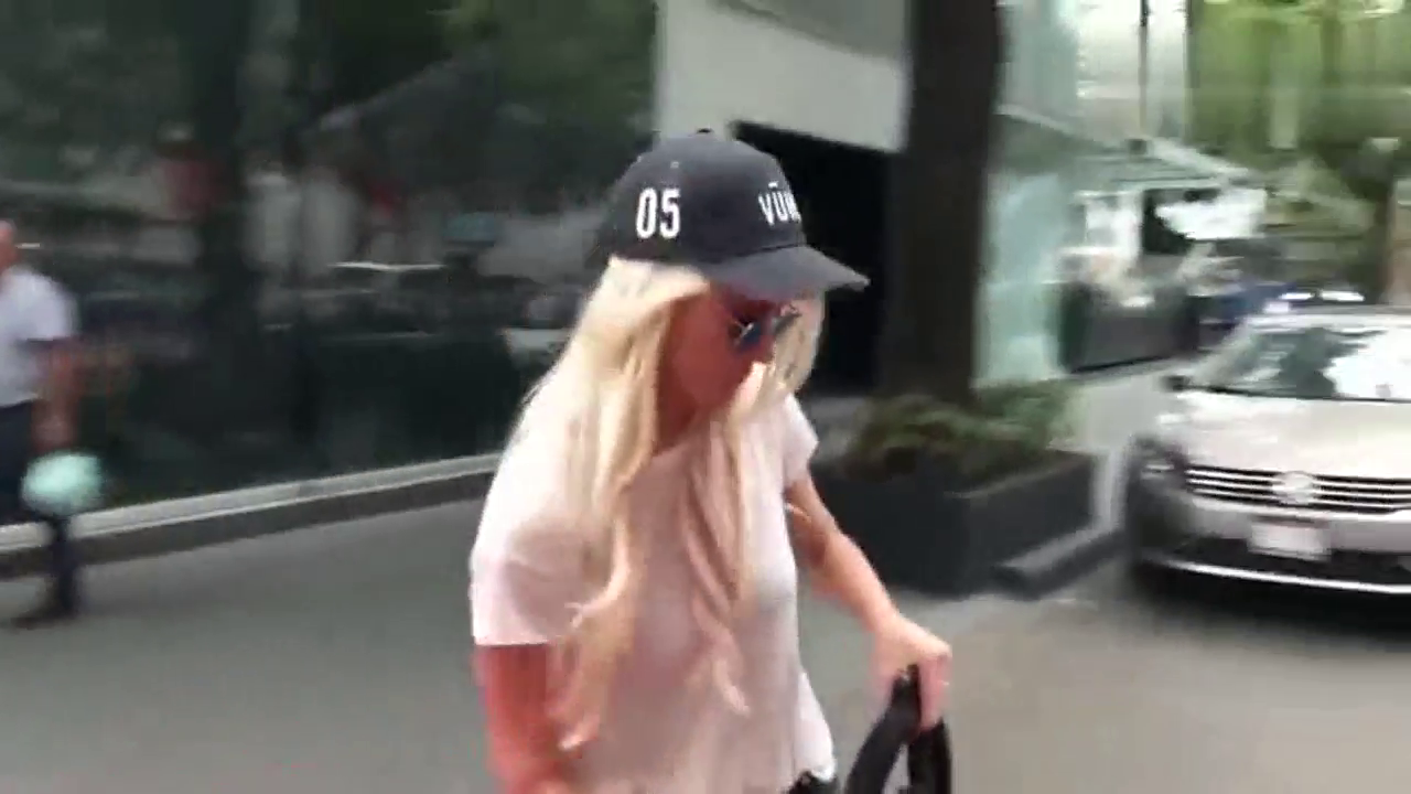 法拉利男嘲笑美女的VUHL跑车没有方向盘，不料下一秒打脸了！