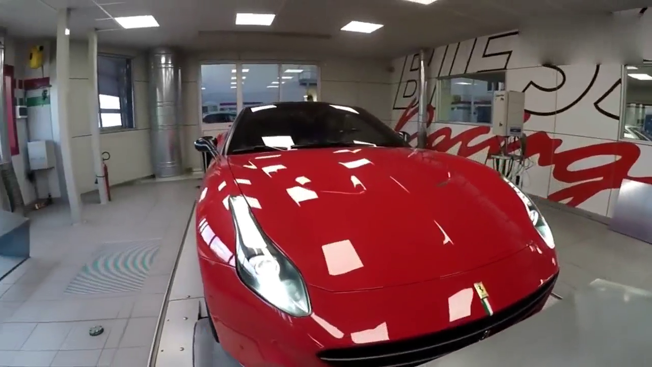 法拉利加利福尼亚跑车，测试架上暴走，300万花值了