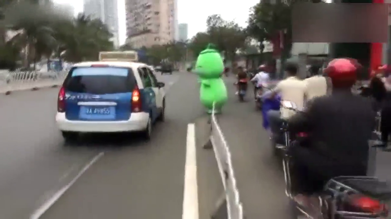 苹果玩偶乘坐出租车 当场笑喷 大哥你考虑过我的感受吗