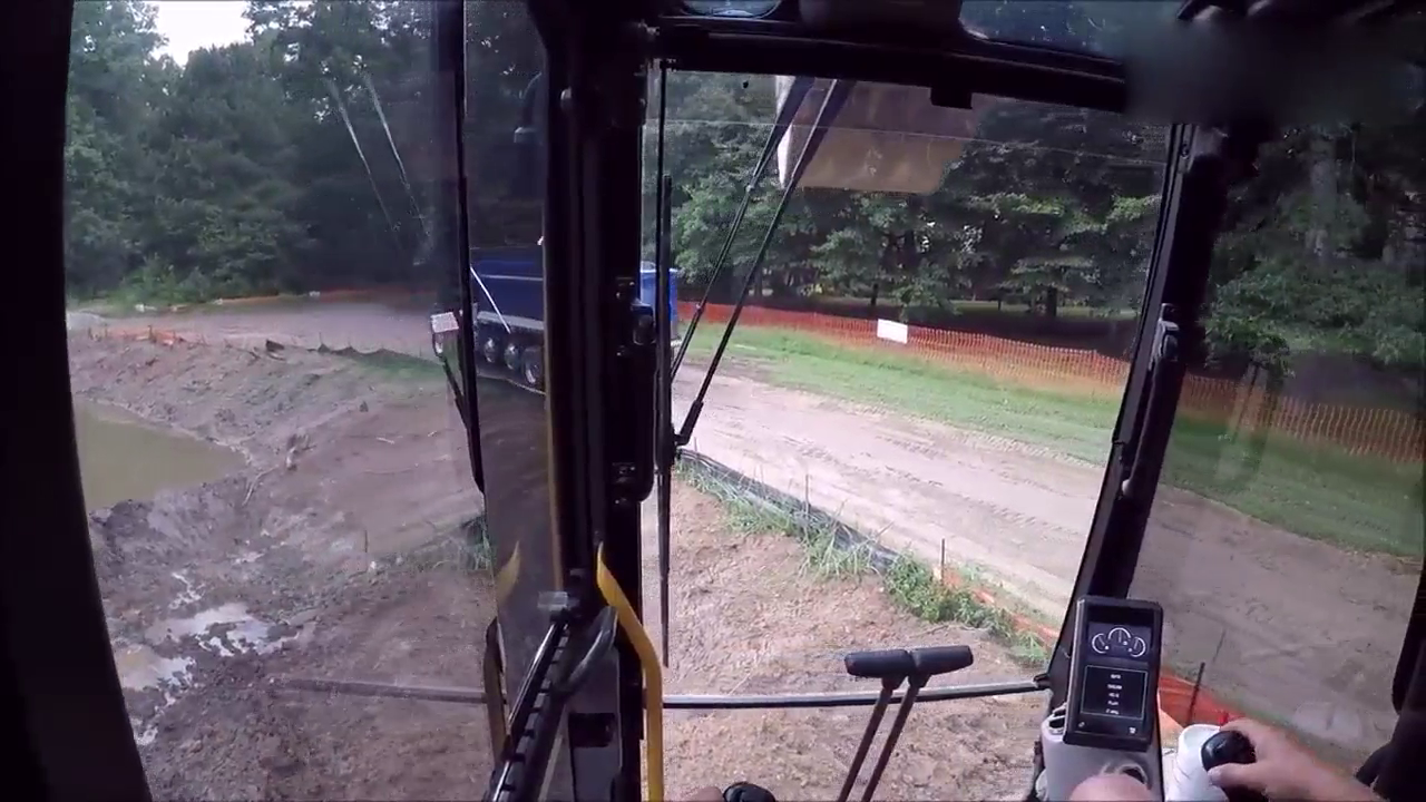 沃尔沃挖掘机挖掘细砂石，装载大卡车