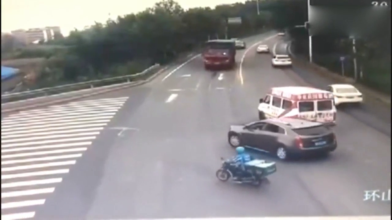 大卡车疯狂打灯提示不要前行，最后还是没能救下轿车，卡车摔惨了