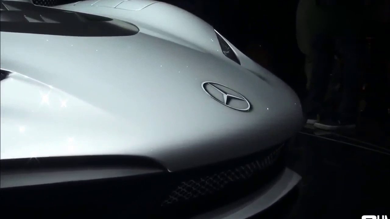 奔驰又出神级跑车，只是新车标看上去好尴尬，确定不是画上去的？