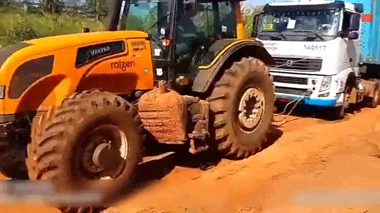 不要小瞧拖拉机，大卡车都需要它救援