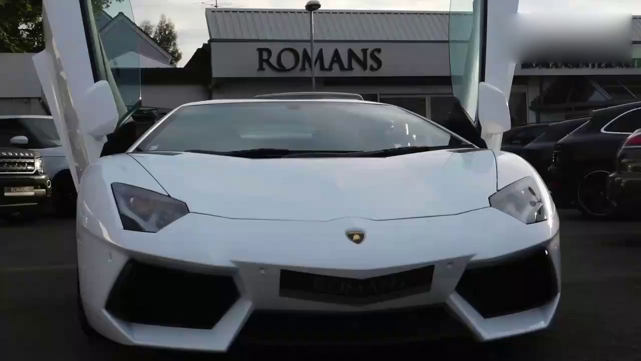 最豪华的跑车最豪华的购物街超级跑车开过伦敦斯隆街