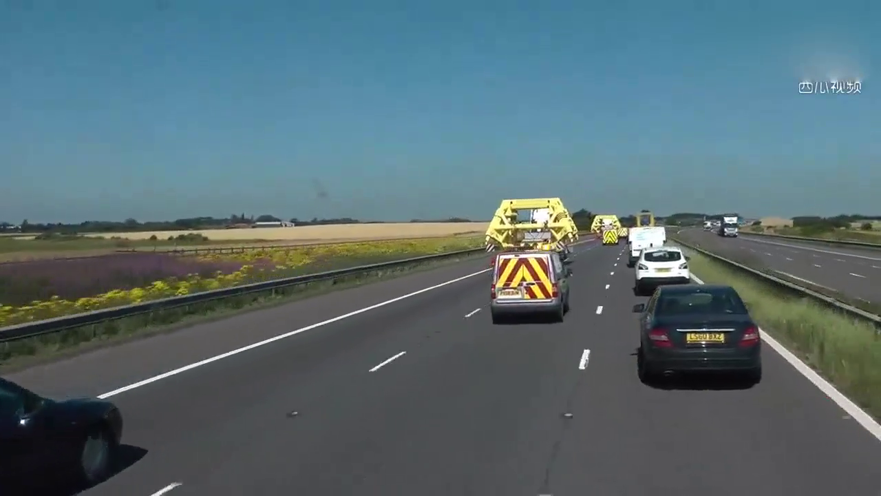 欧洲高速公路上，运送大型机械的拖头卡车欧卡