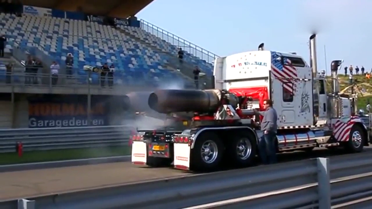 真能玩！卡车后部装上两个大型喷气引擎，一脚油门下去会怎么样？