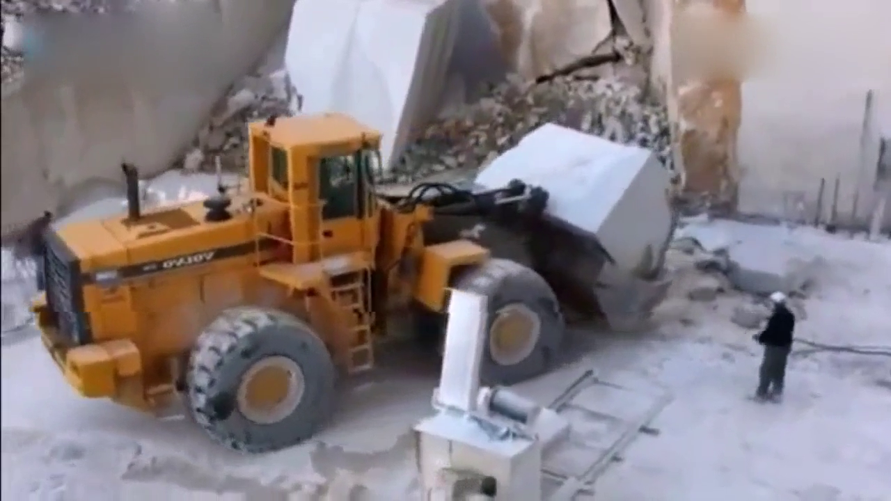 看完这卡车倒车下坡，才知道什么叫真正的老司机