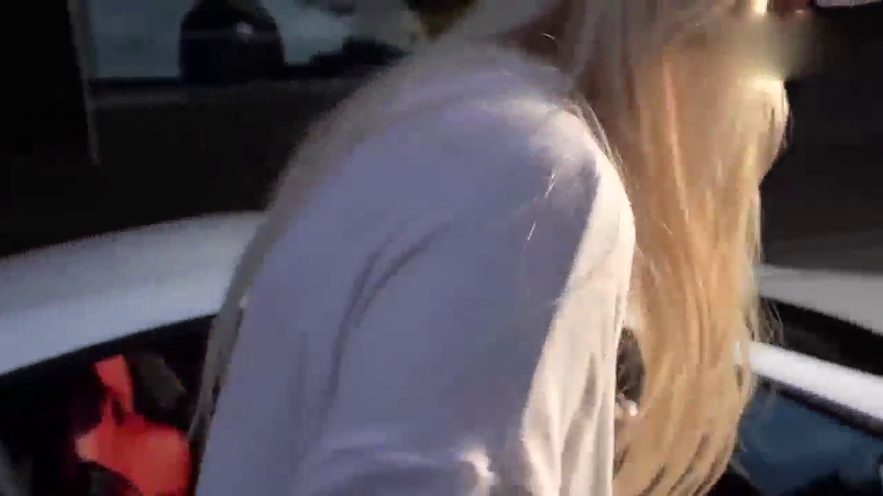 美女试驾雷克萨斯新款LFA跑车，打开无框车门后才是惊艳的开始！