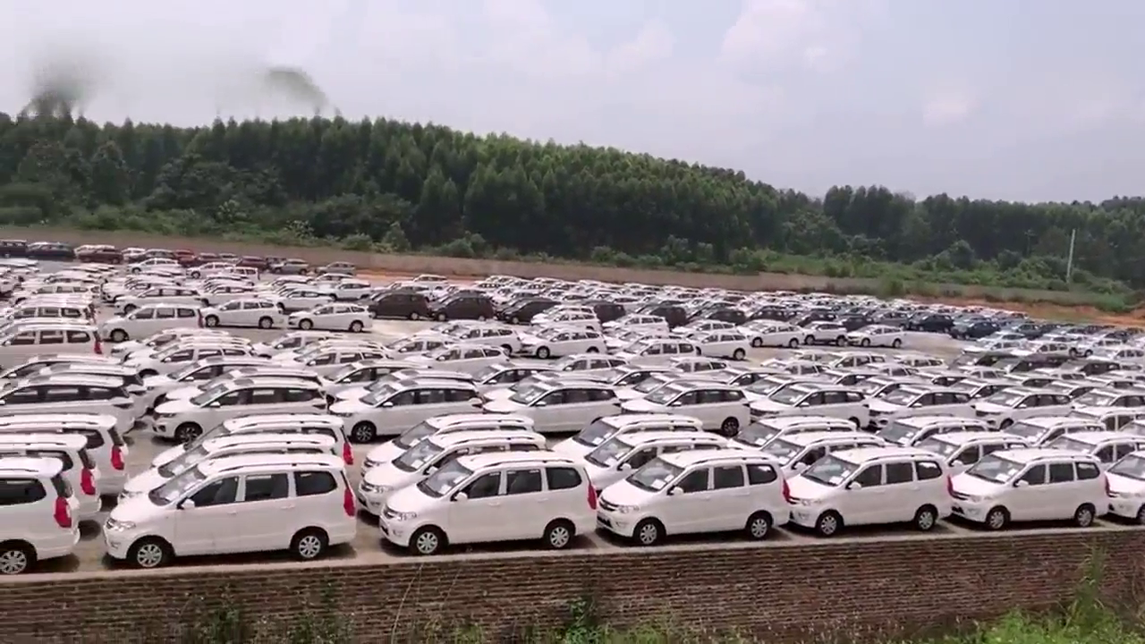 看看五菱神车库存场，既然都卖不出去还不如送我一辆免得浪费
