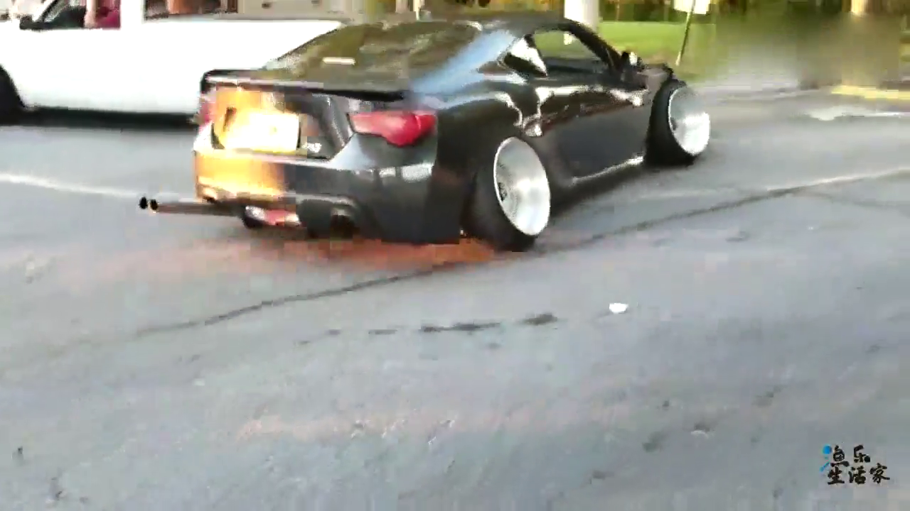 跑车志：超跑遇上了减速带，司机一脚油门后懵圈了！