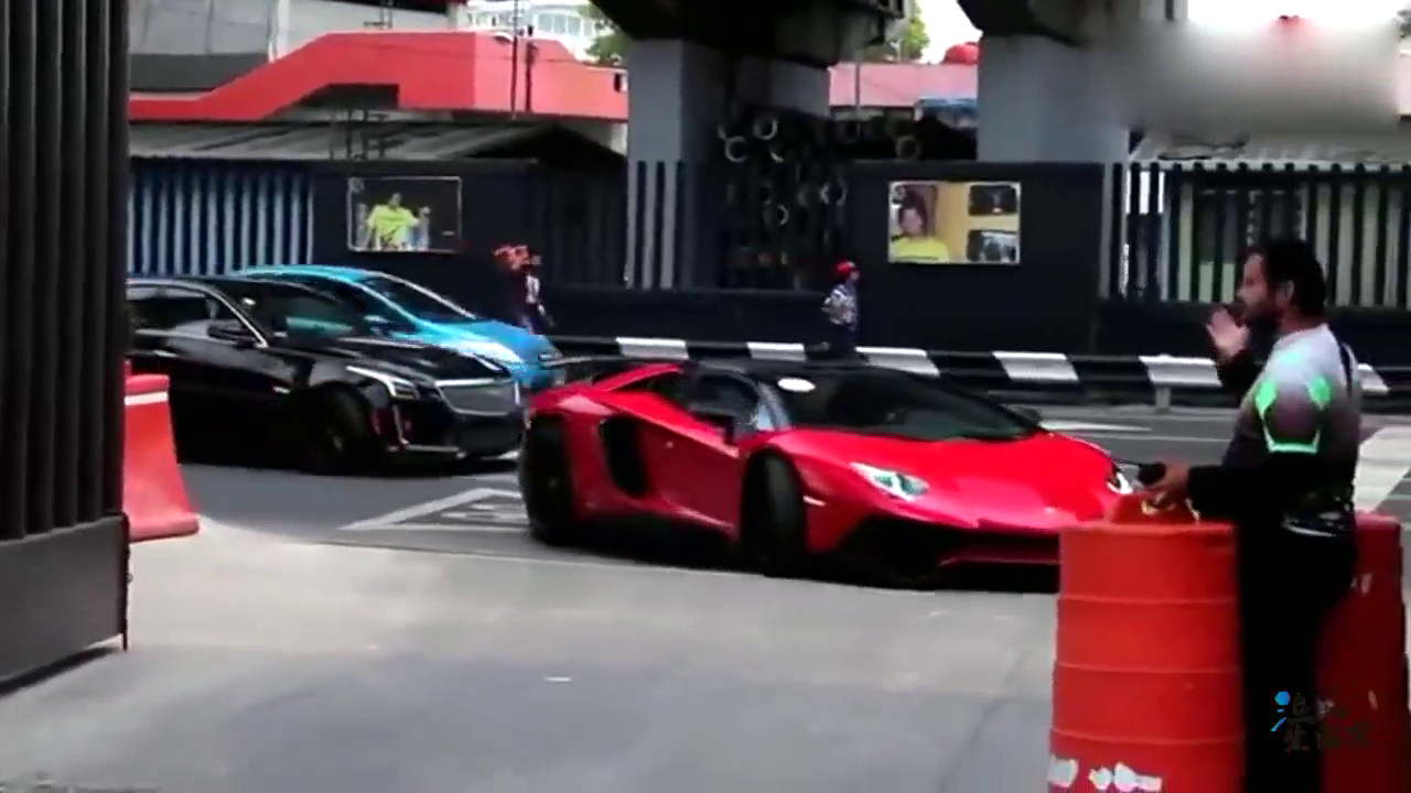 跑车志：开着兰博基尼去加油，这一箱得多少钱？真的养不起啊