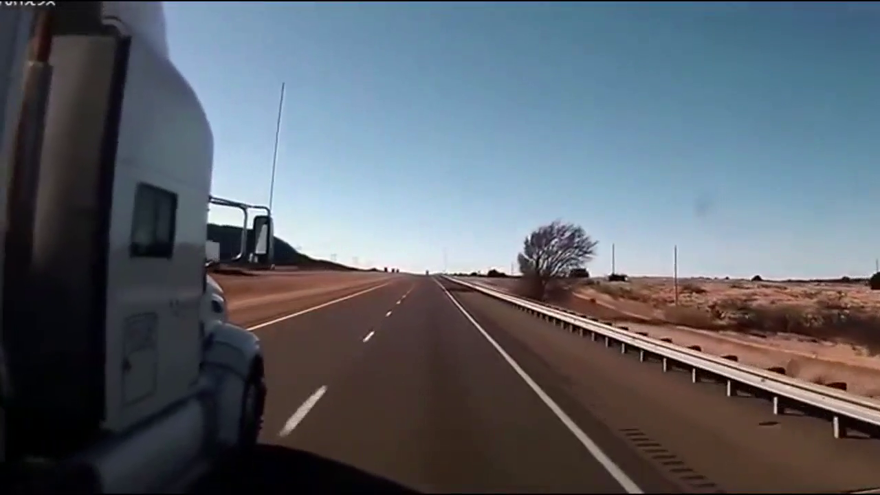 路怒！千万别招惹美国卡车司机，随便来一招就让你难受