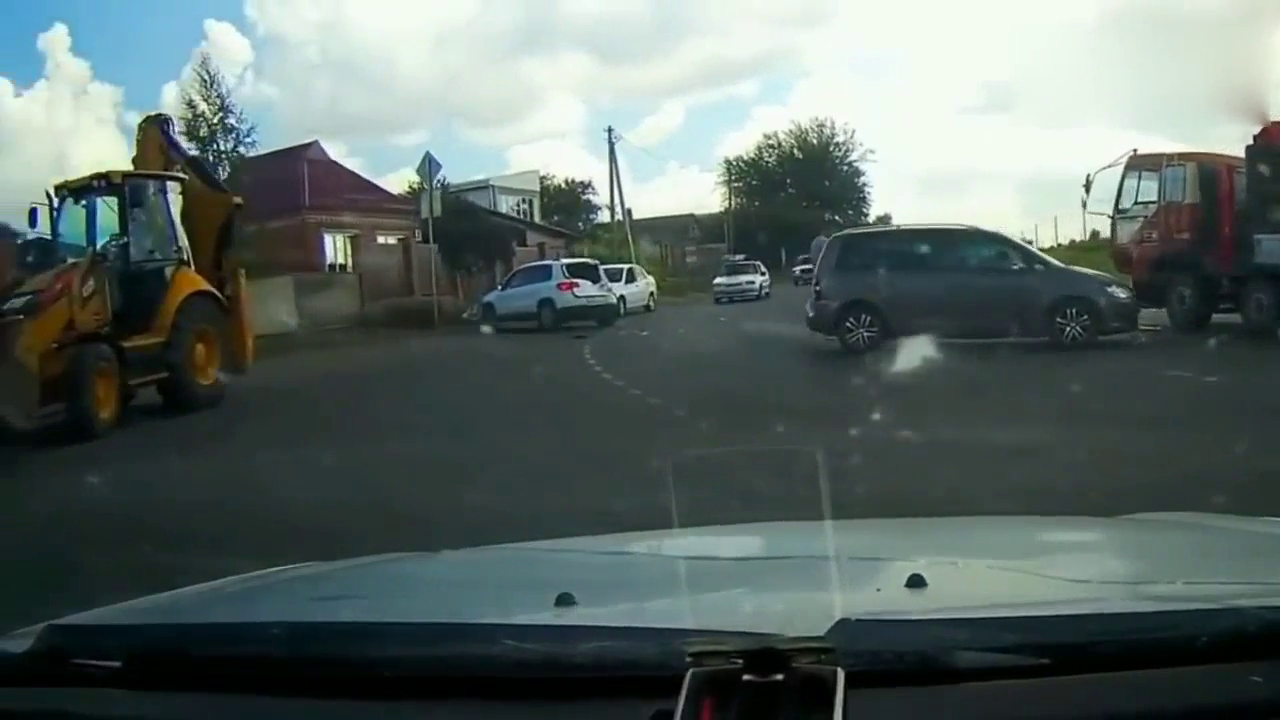 都是大卡车干的好事，遭殃了多少架小车