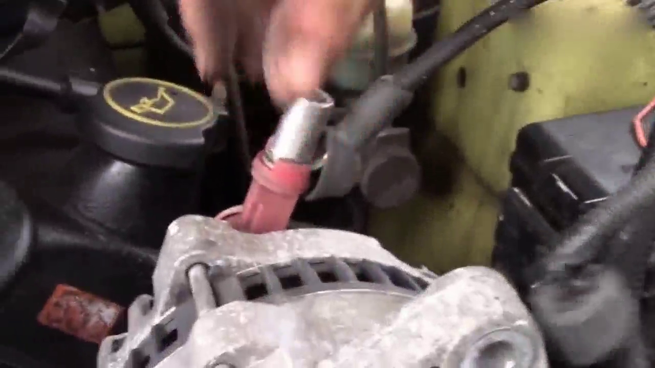 实拍修车工路边维修一台出租车，打开引擎一看服了，再不修要报废