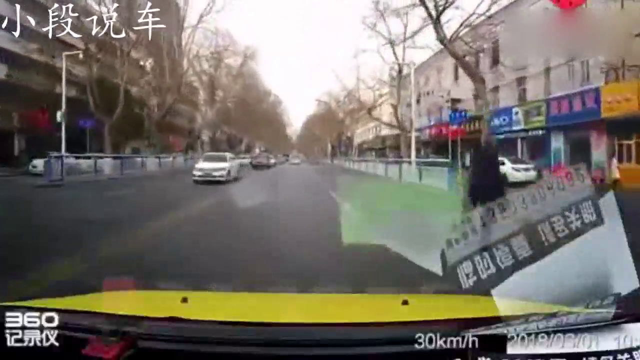 嚣张的出租车逆向行驶，视频车主一句话吓坏他，真解气