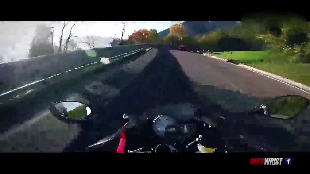 宝马摩托车见到跑车就干，管你法拉利还是保时捷