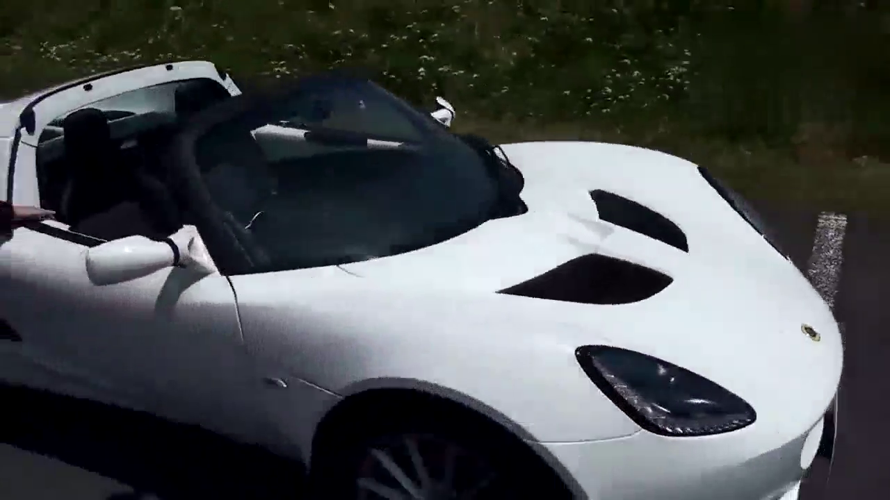 女司机用跑车考驾照 ,第二天驾校就倒闭了!