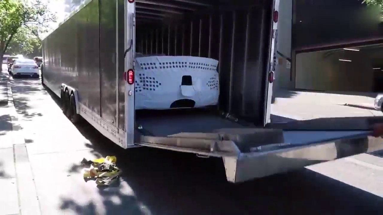 女土豪花了1000万买的跑车到货了 撕开车膜后彻底懵圈了 !