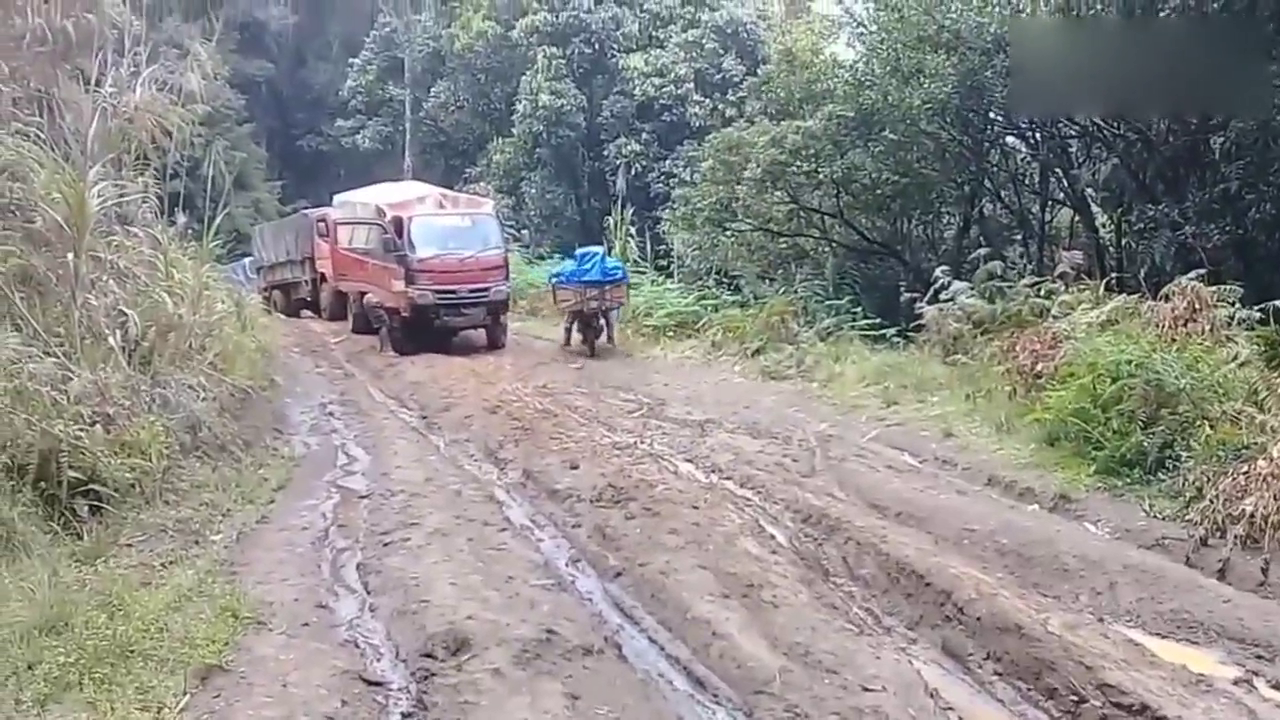 在危险极端的道路上，卡车驾驶技术