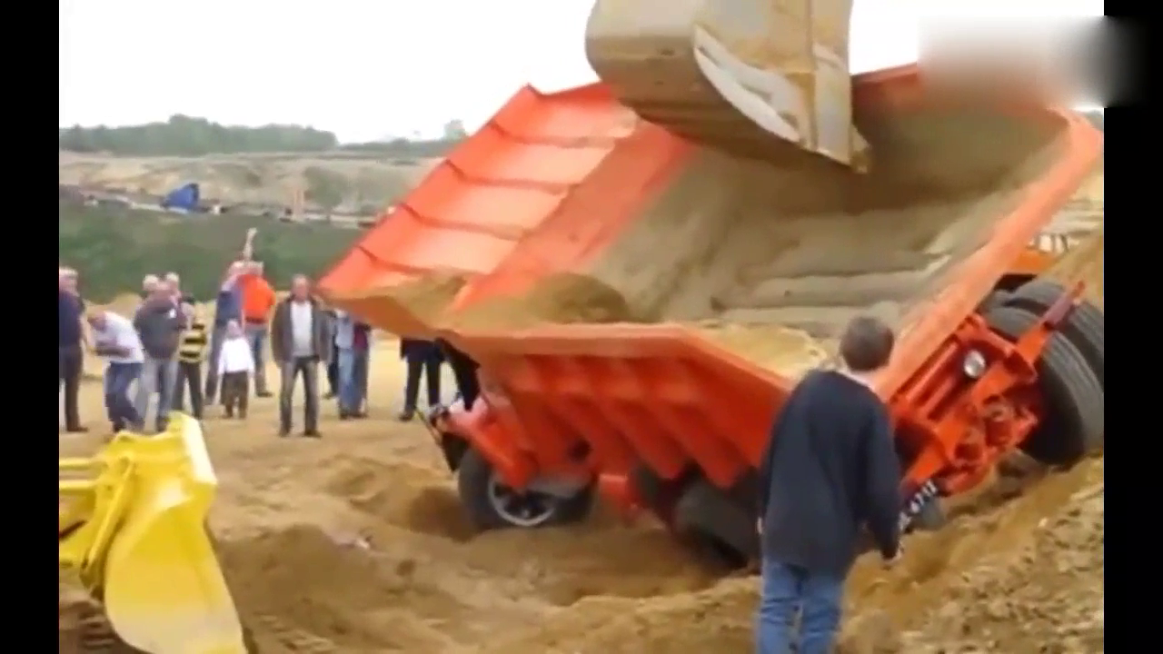 土方车、大卡车和货车事故集锦