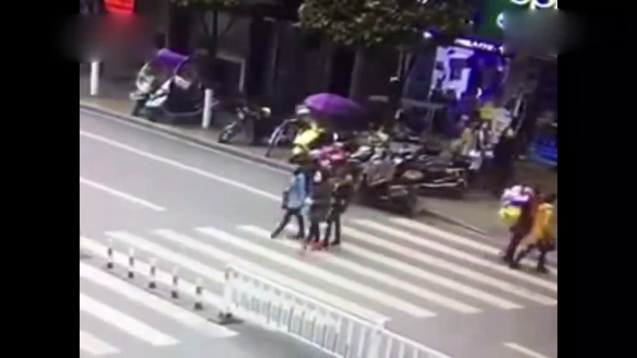 女子过马路突然掉头被出租车撞飞，看了监控才明白是活该