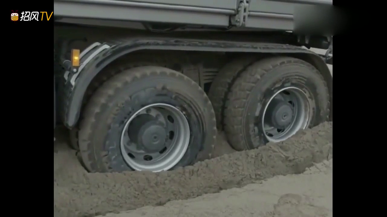 只有在轮胎打滑的时候，才知道卡车厉害在什么地方！