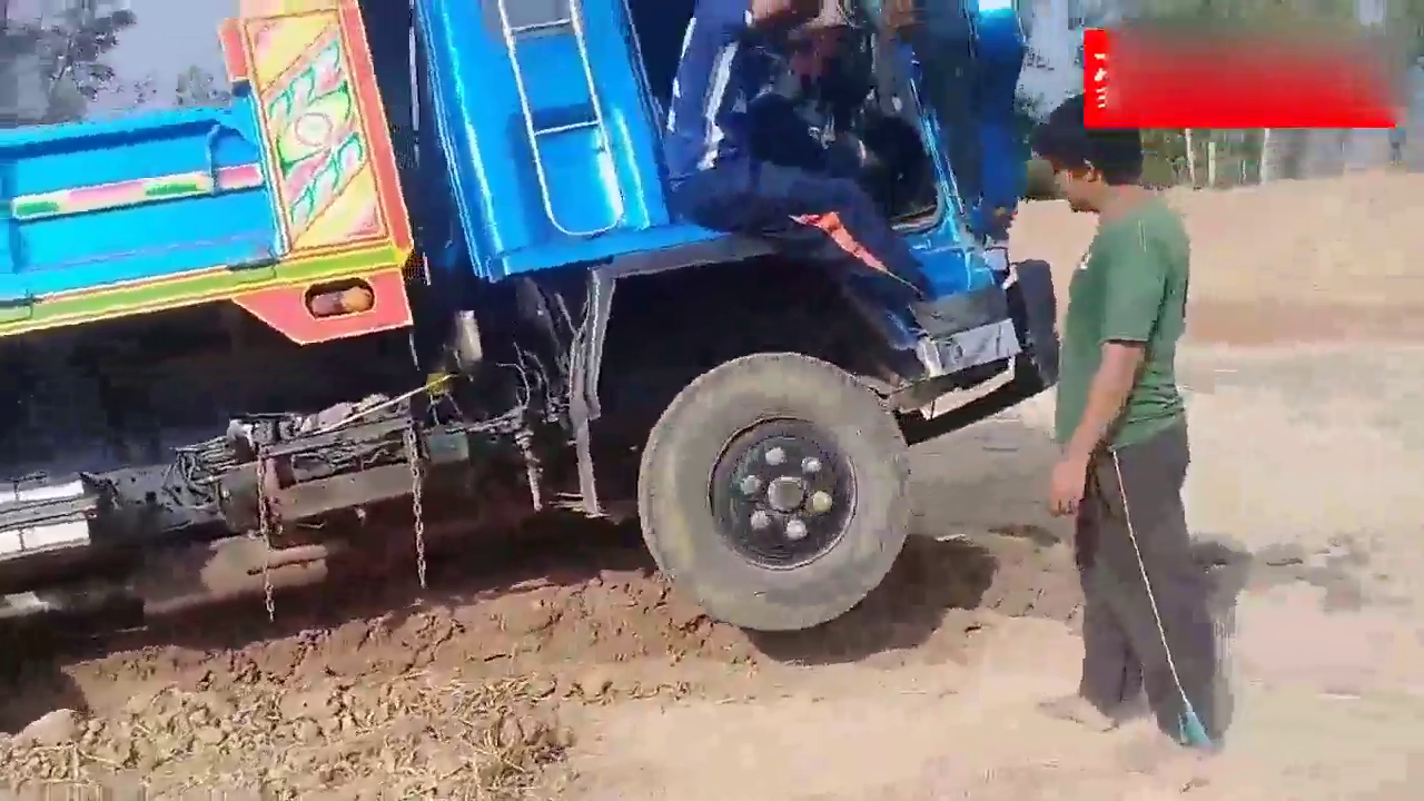 泰国用的卡车竟然是日本五十铃的，不过这驾驶技术也是没谁了