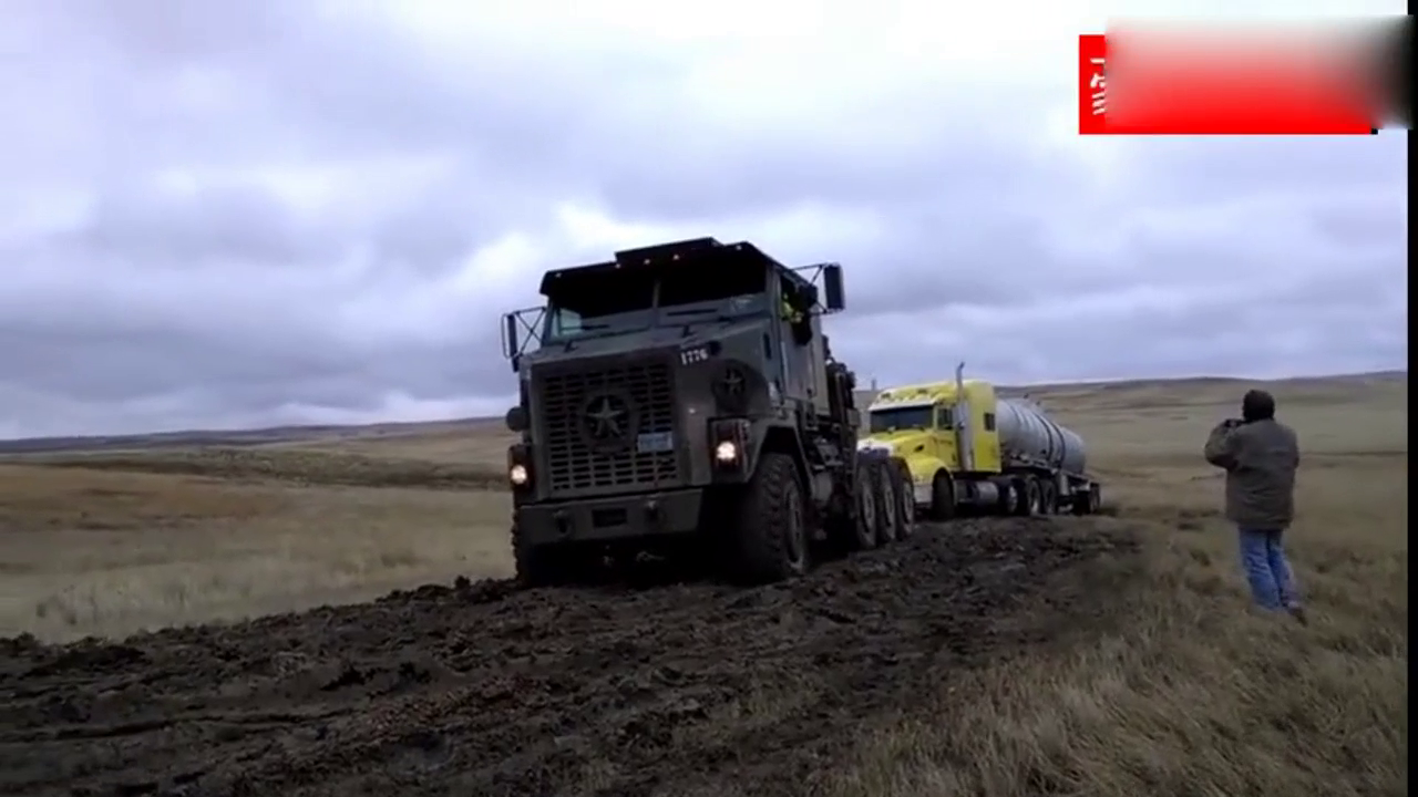 满载60吨的长头大货车在泥地打滑了，8驱大卡车赶来救援