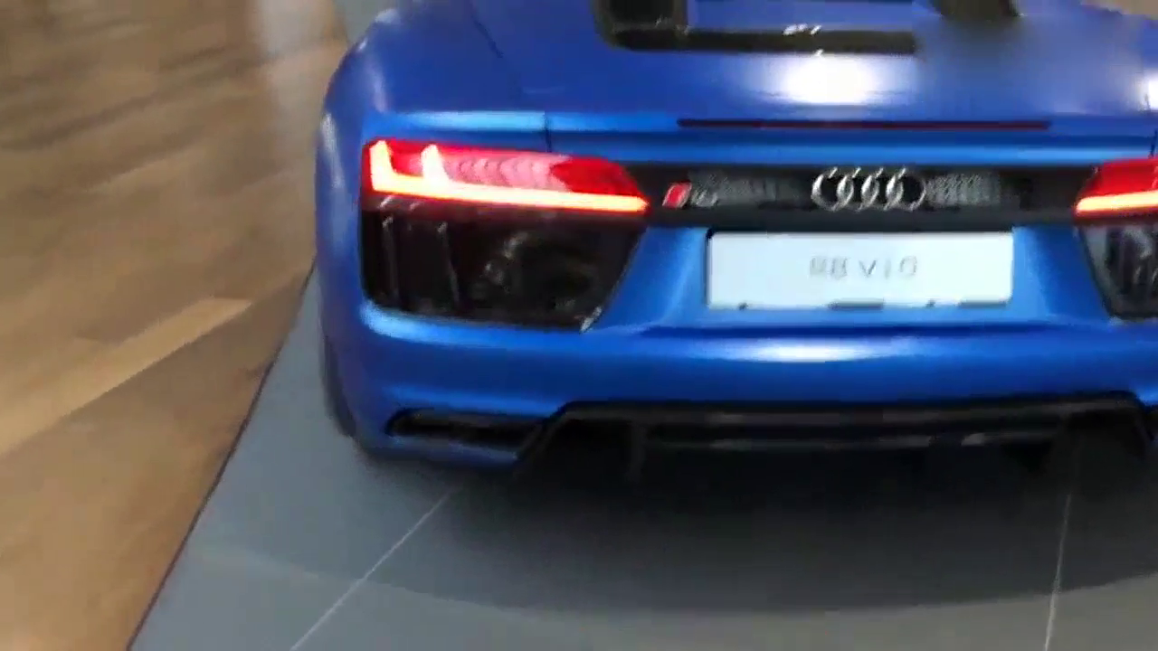 按下奥迪R8跑车的车钥匙 才知道什么是真正的变形