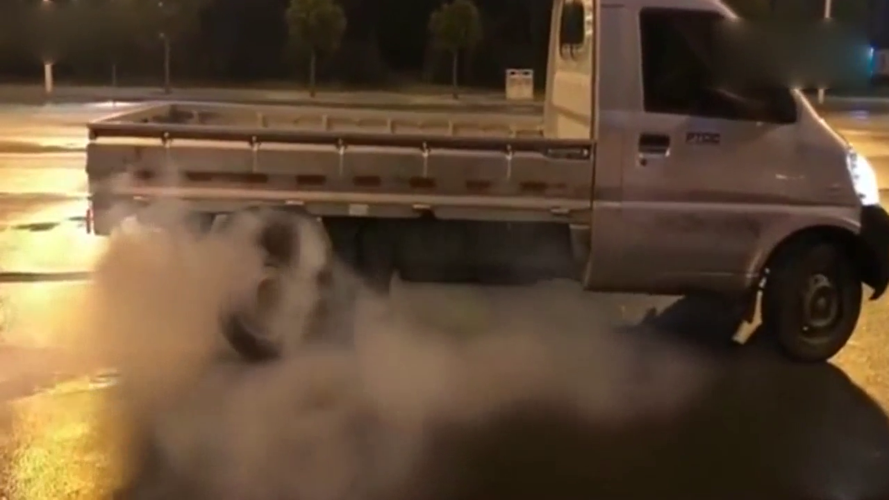 拉货的小卡车也能玩漂移，这让丰田86情何以堪