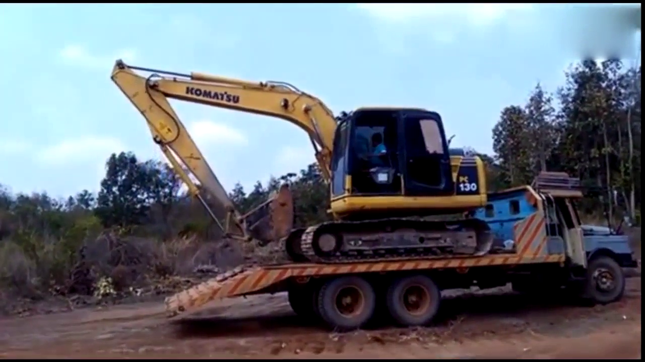 挖掘机下板车，卡车司机坐在车里看快要被笑岔气了