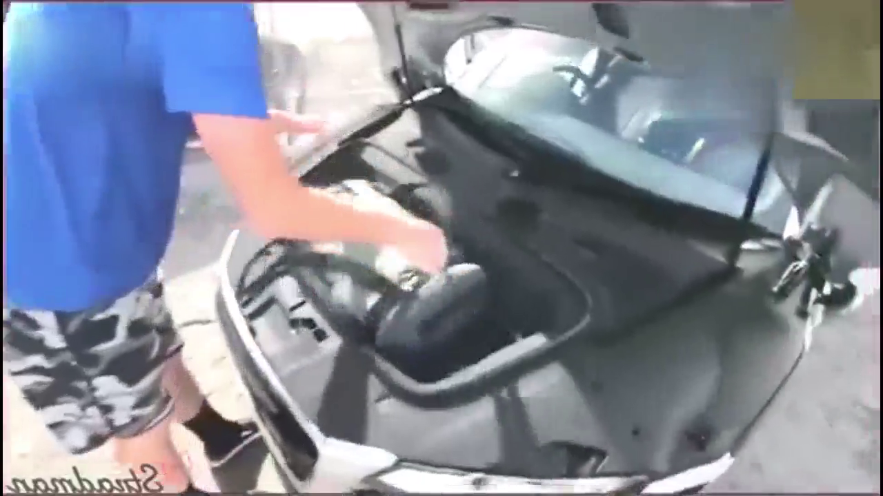 掀开三百万奥迪跑车的前备箱, 小伙尴尬了!