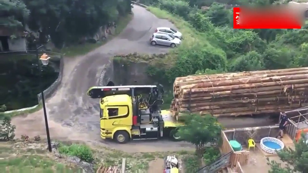 看看这位卡车司机高超的过弯技术！