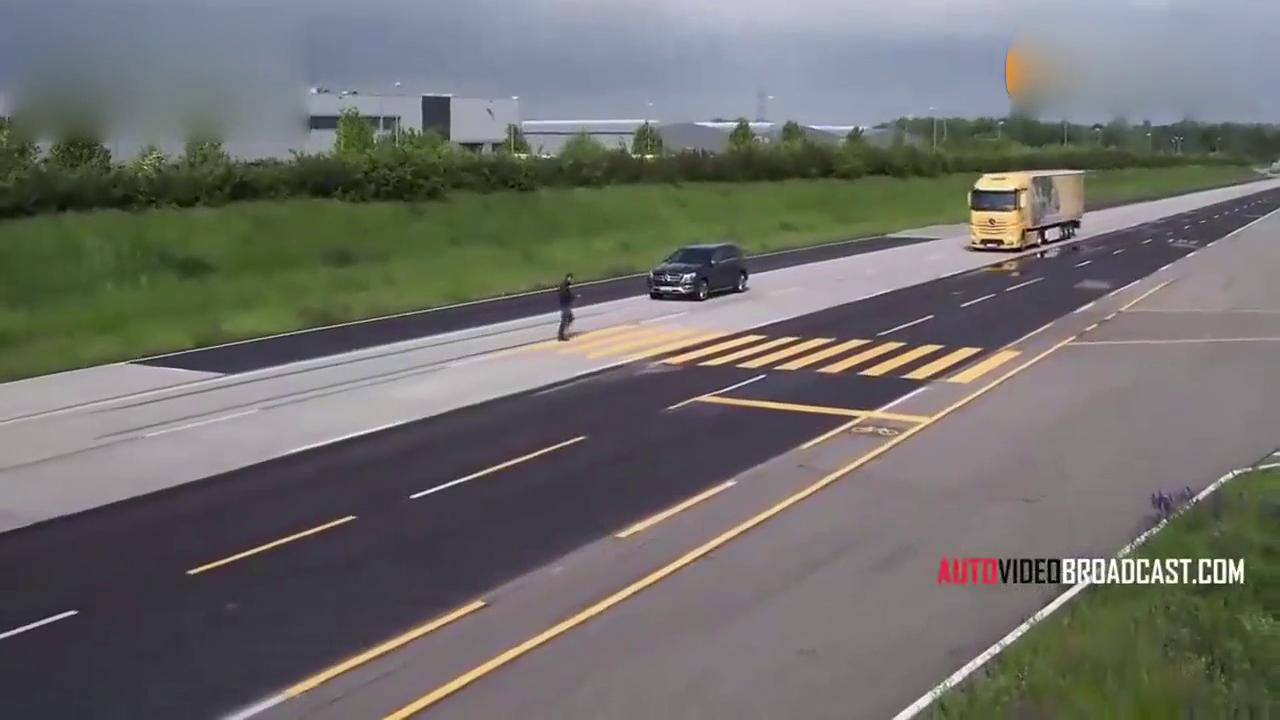 真能刹住吗？奔驰卡车主动刹车系统展示