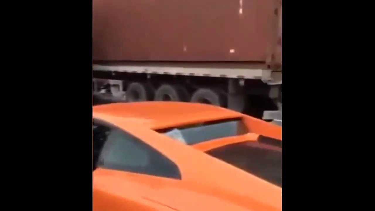 顶级跑车兰博基尼一上高速 前后十米根本没有汽车敢靠近！