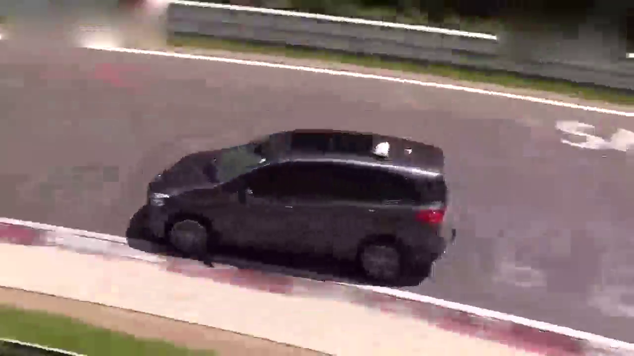 视频：神反应！宝马2系多功能旅行车赛道失控