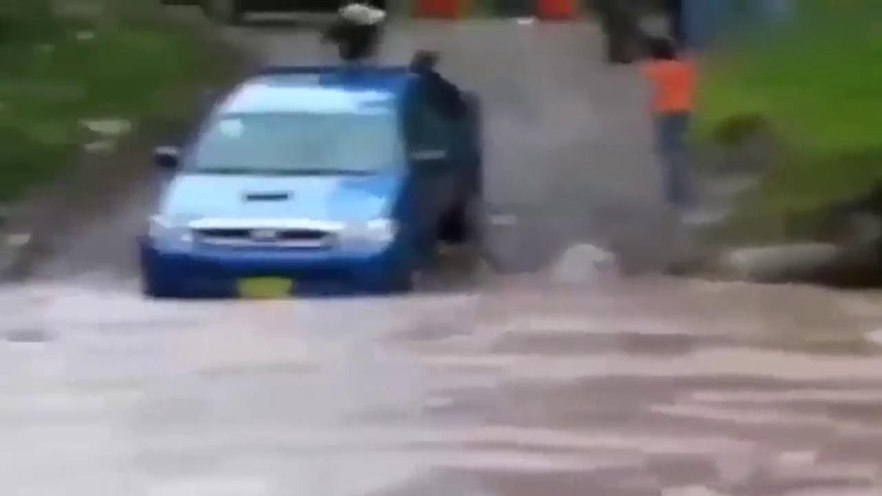 最厉害的老司机集锦，开大卡车走水路还这么稳！