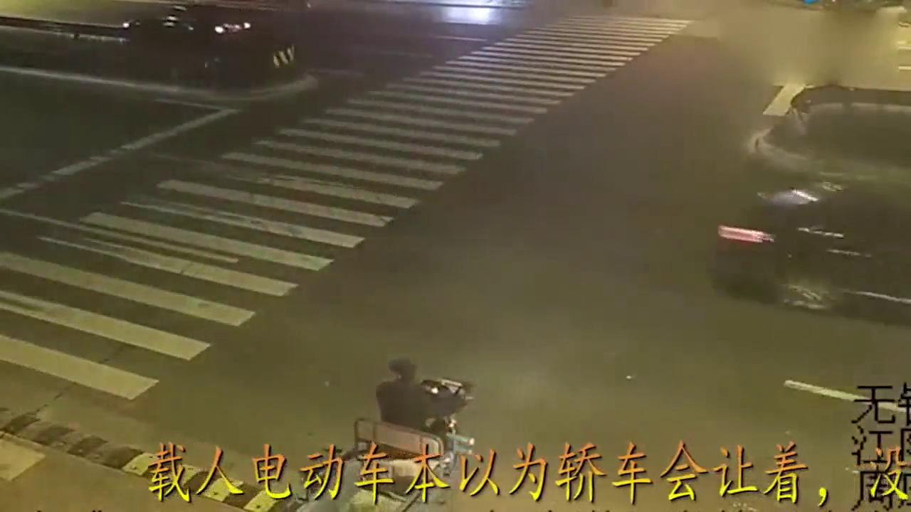 载人电动车本以为轿车会让着，没想到出现这样悲惨一幕