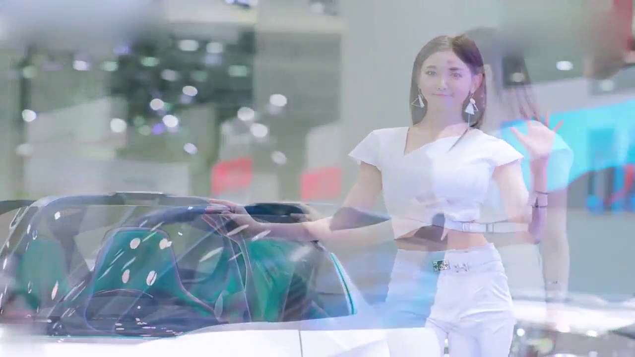 跑车都跟着，美女姐姐沾光了！