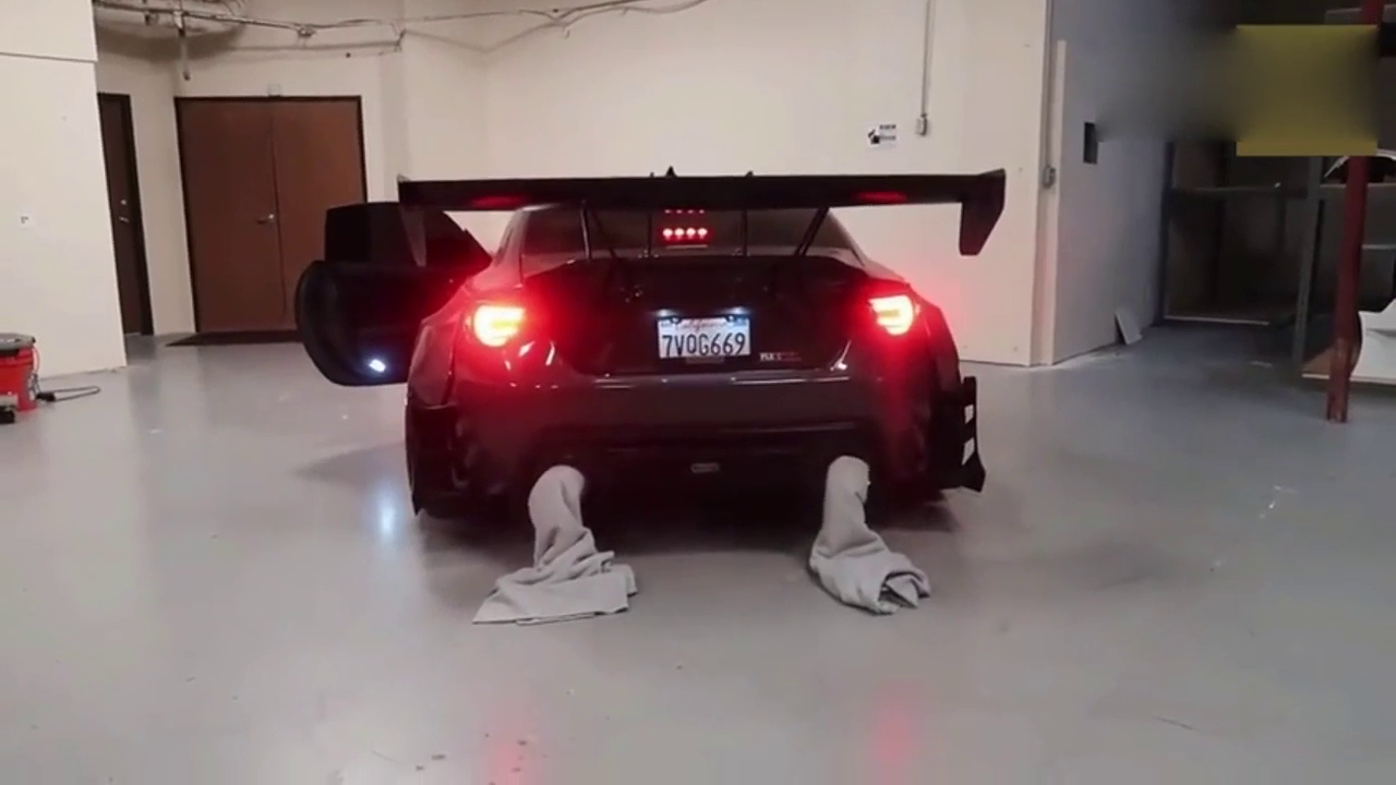 塞住斯巴鲁跑车的排气管，一脚油门后才是懵逼的开始！