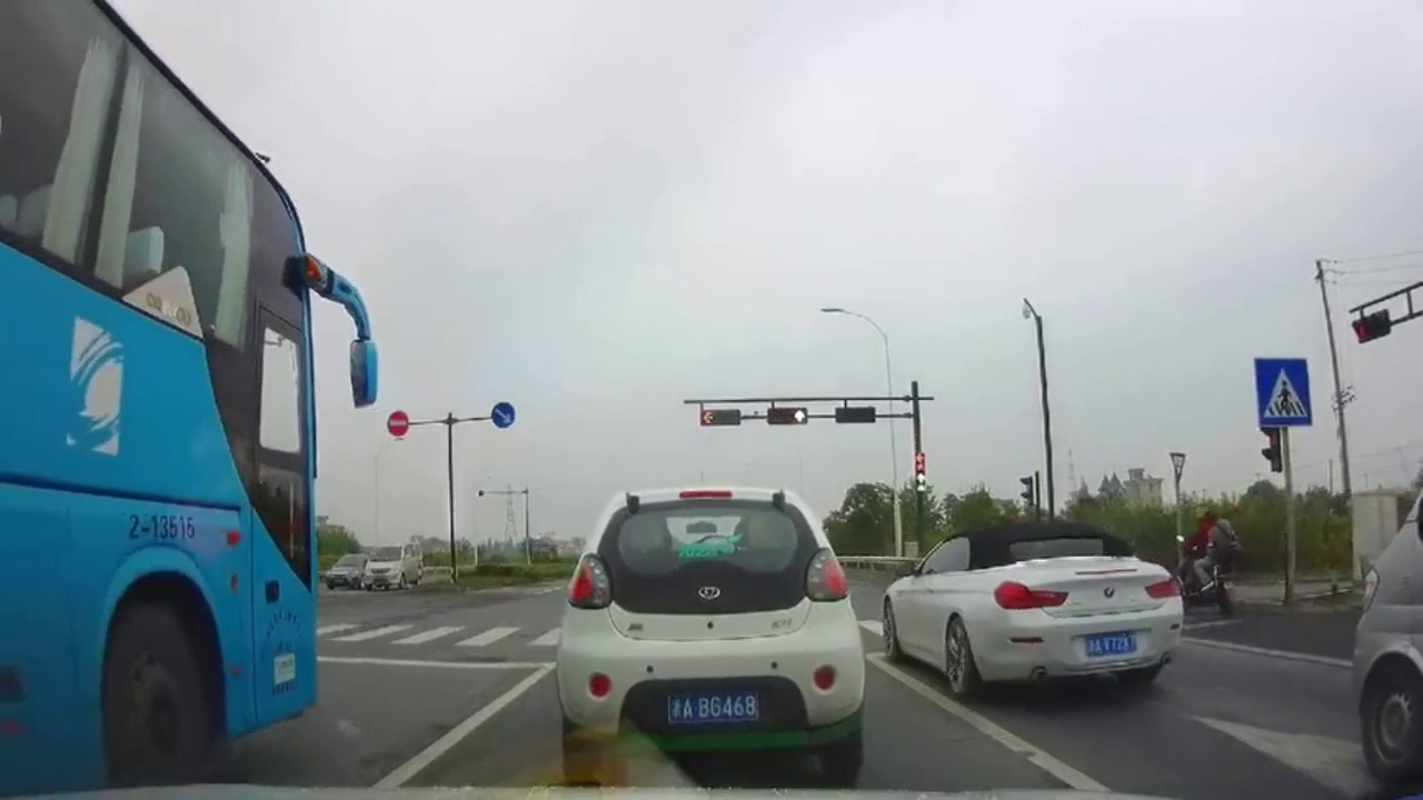 尴尬！电动车任性闯红灯，女司机被汽车前后夹击