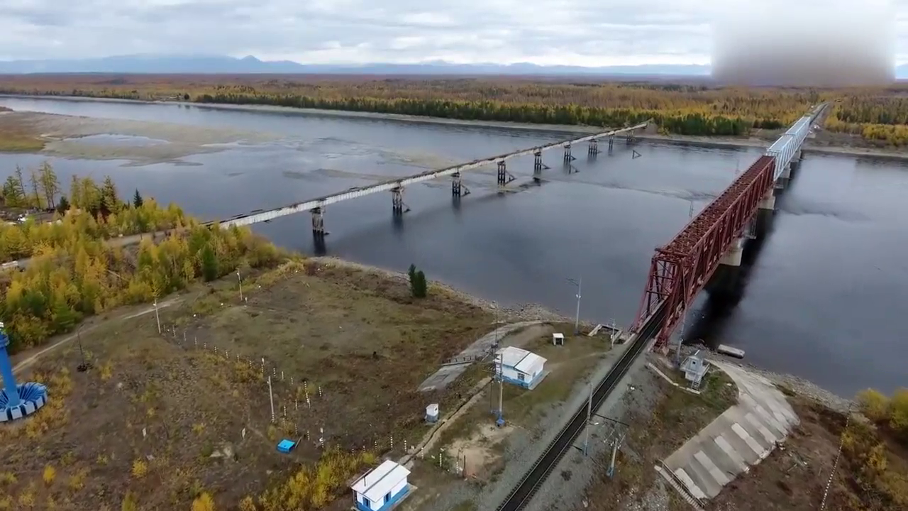 世界上最危险的桥之一 也只有战斗民族的人敢开卡车挑战