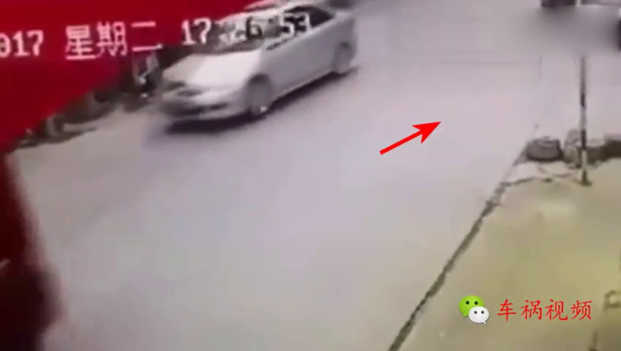 女子骑电动车，滑入大货车轮下，这一幕惨不忍睹！