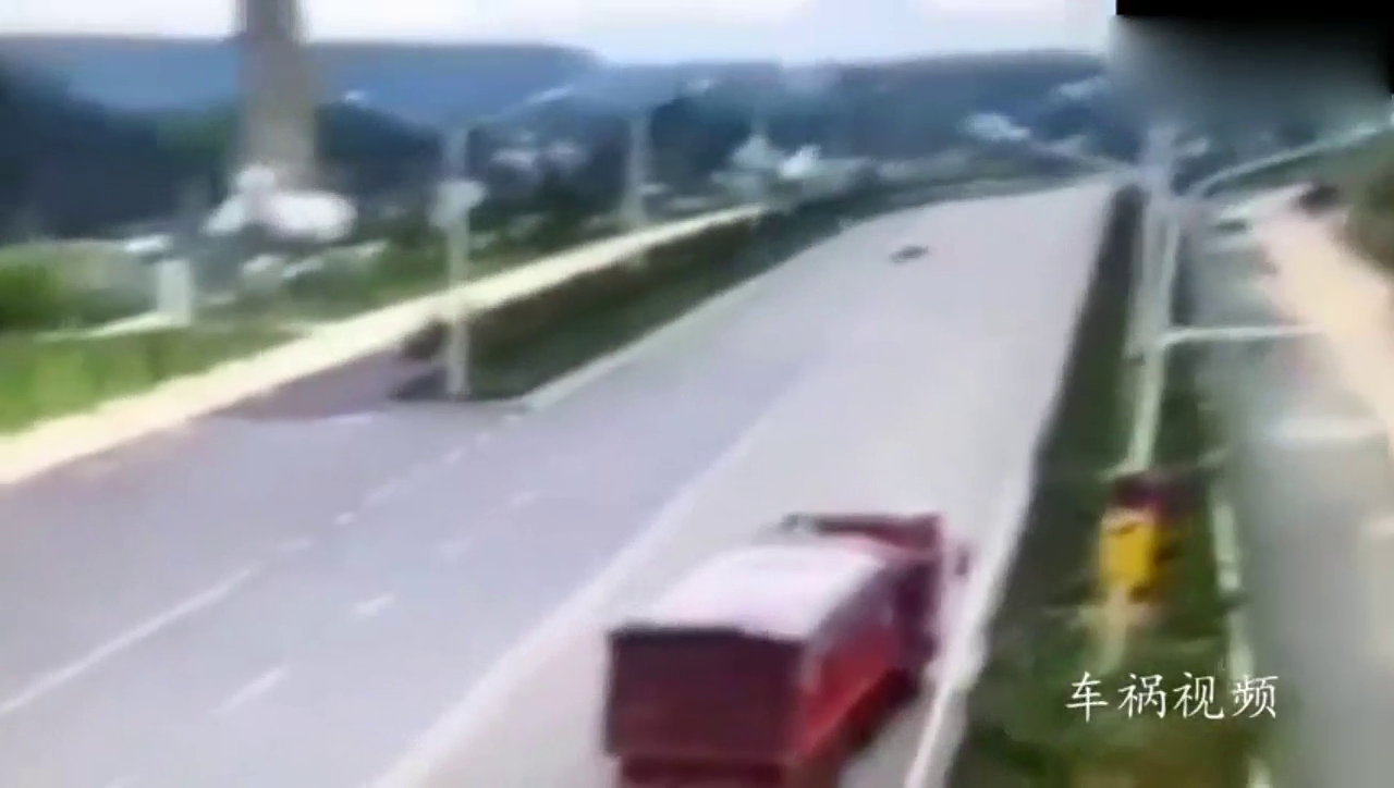 女子骑电动车横穿马路，身后大货车为救她，连自己命都不要了！