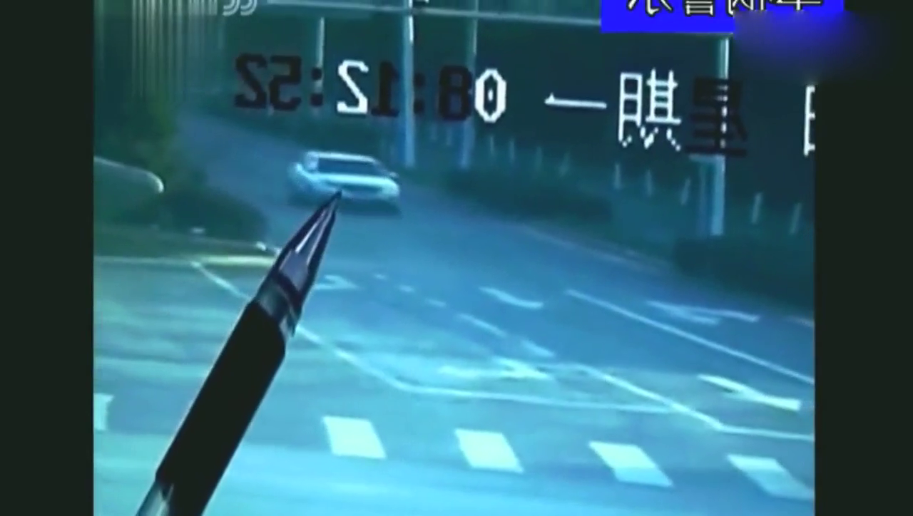 凶险电动车违规行驶撞上轿车