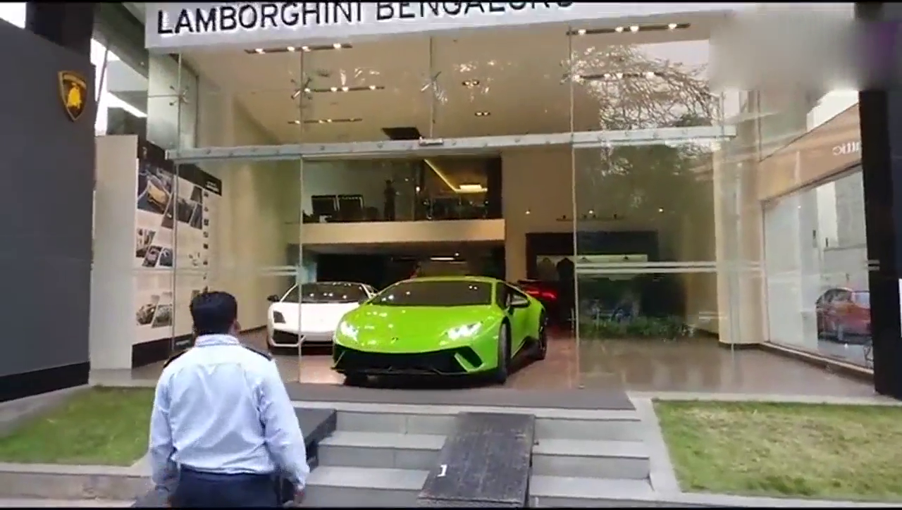 土豪新买的超级跑车刚到货，开出4S店那一刻，保安紧张了