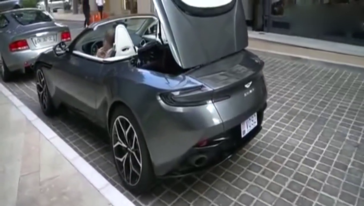 本以为跑车上坐的都是土豪，下车后才发现自己错了!