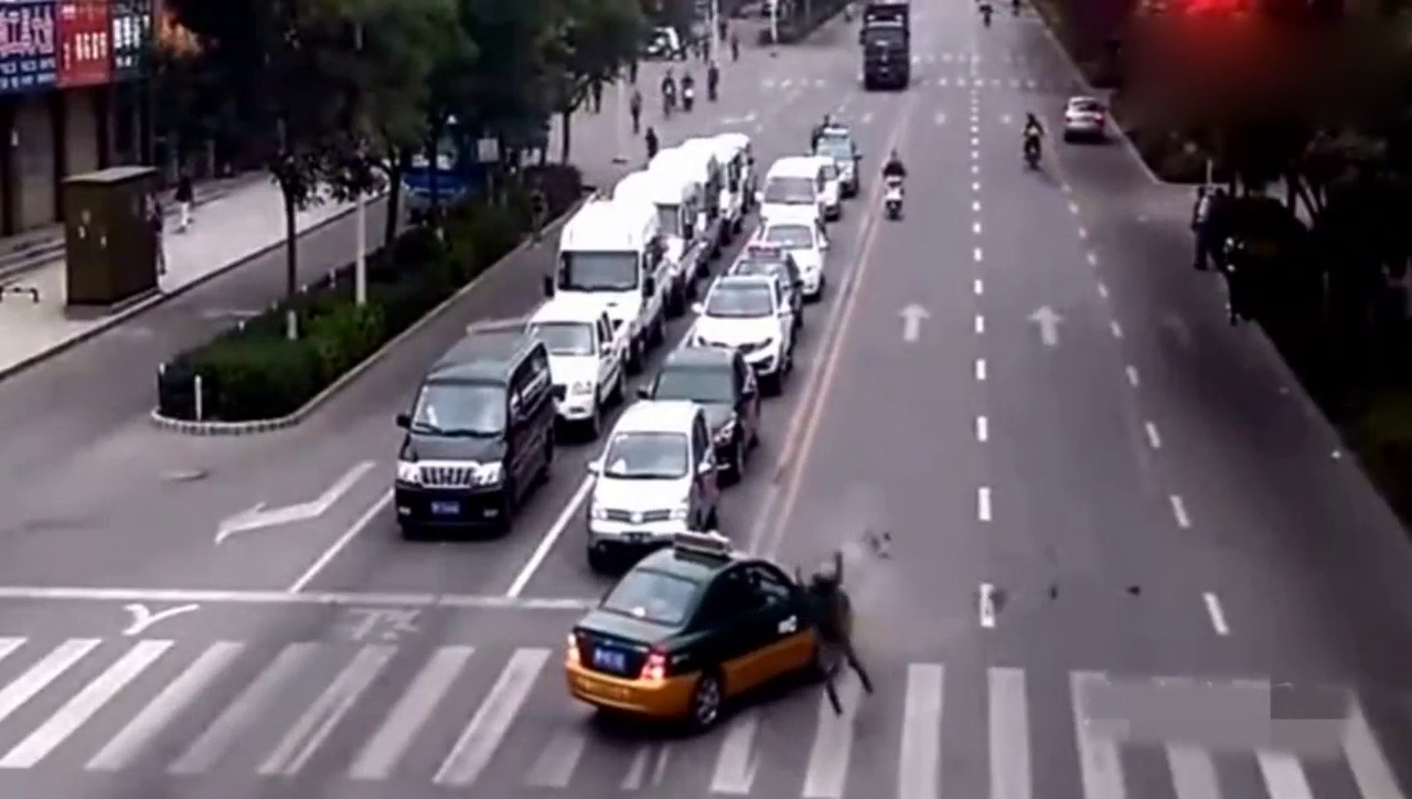 要不是出租车出现的及时，这辆逆行摩托车还会嚣张下去！