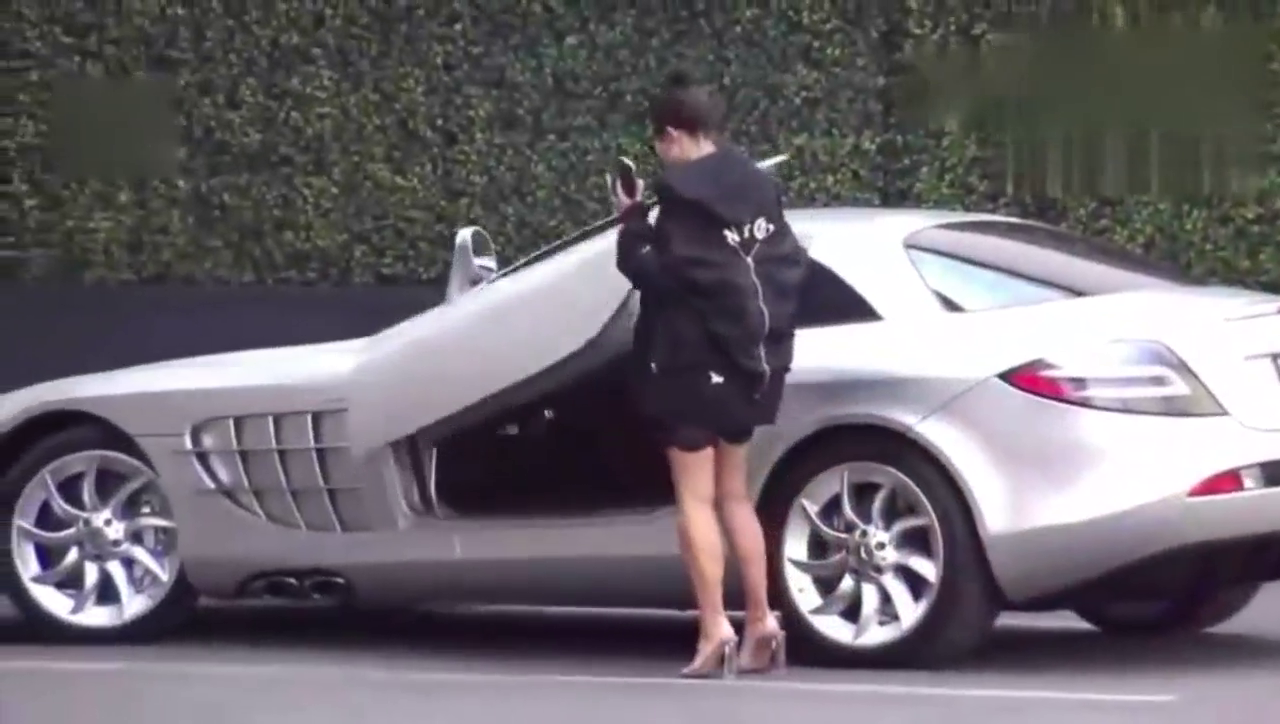 路边有一辆跑车，主人走过来后惊呆我下巴！